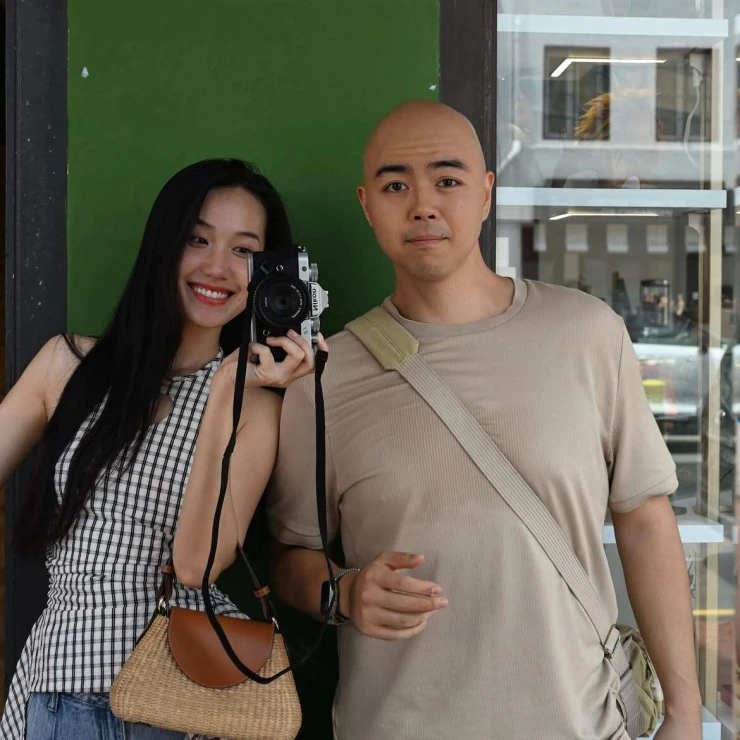 Ảnh sao 14/8: Trấn Thành nhìn bà xã Hari Won đắm đuối