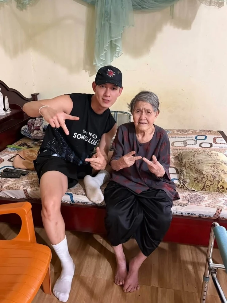 Ảnh sao 14/9: Đại Nghĩa đi hát ở chùa