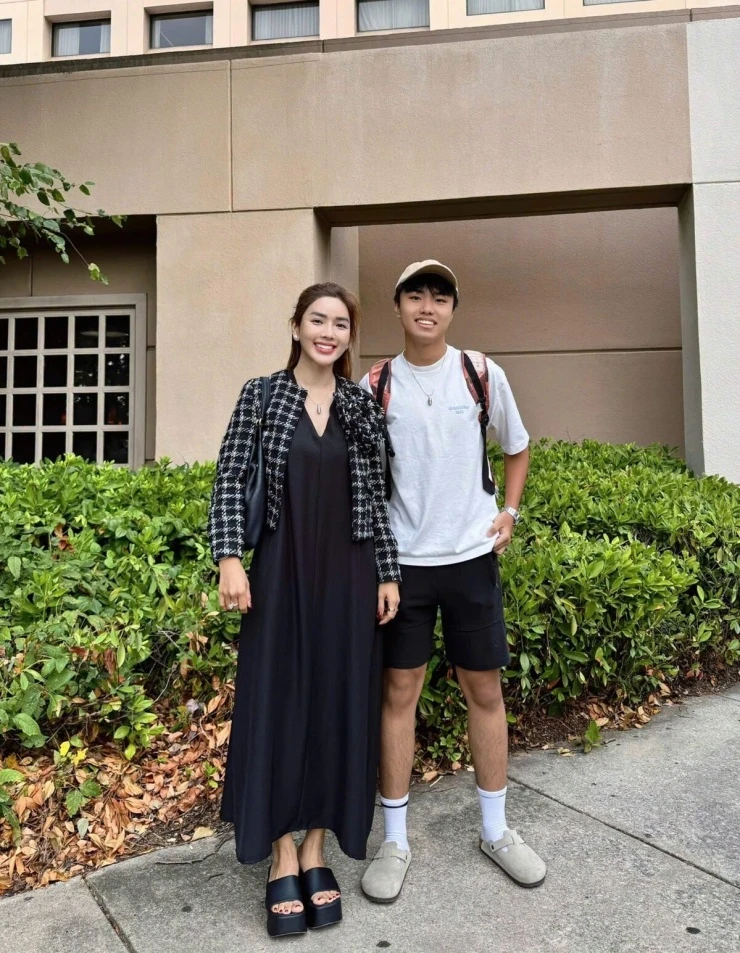 Ảnh sao 14/9: Đại Nghĩa đi hát ở chùa