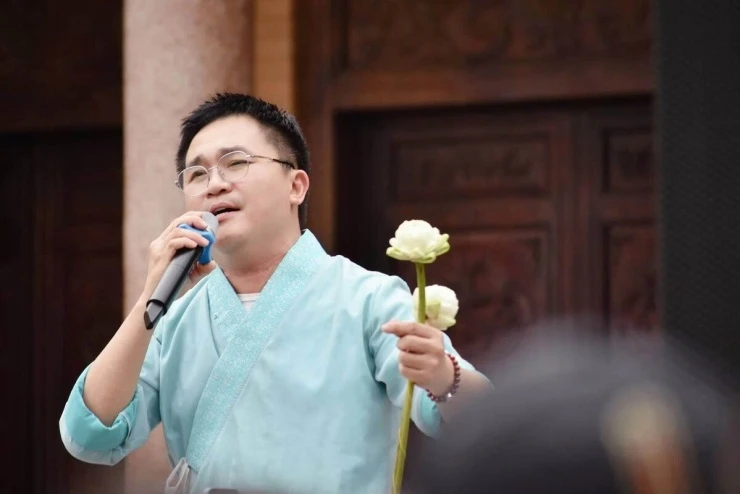 Ảnh sao 14/9: Đại Nghĩa đi hát ở chùa