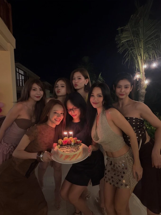 Ảnh sao 15/5: Tóc Tiên sexy trong tiệc mừng sinh nhật đầu tiên độc thân trở lại