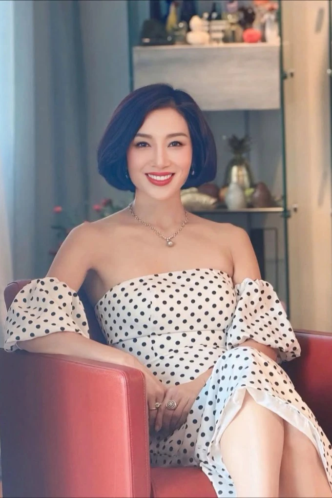 Ảnh sao 15/5: Tóc Tiên sexy trong tiệc mừng sinh nhật đầu tiên độc thân trở lại