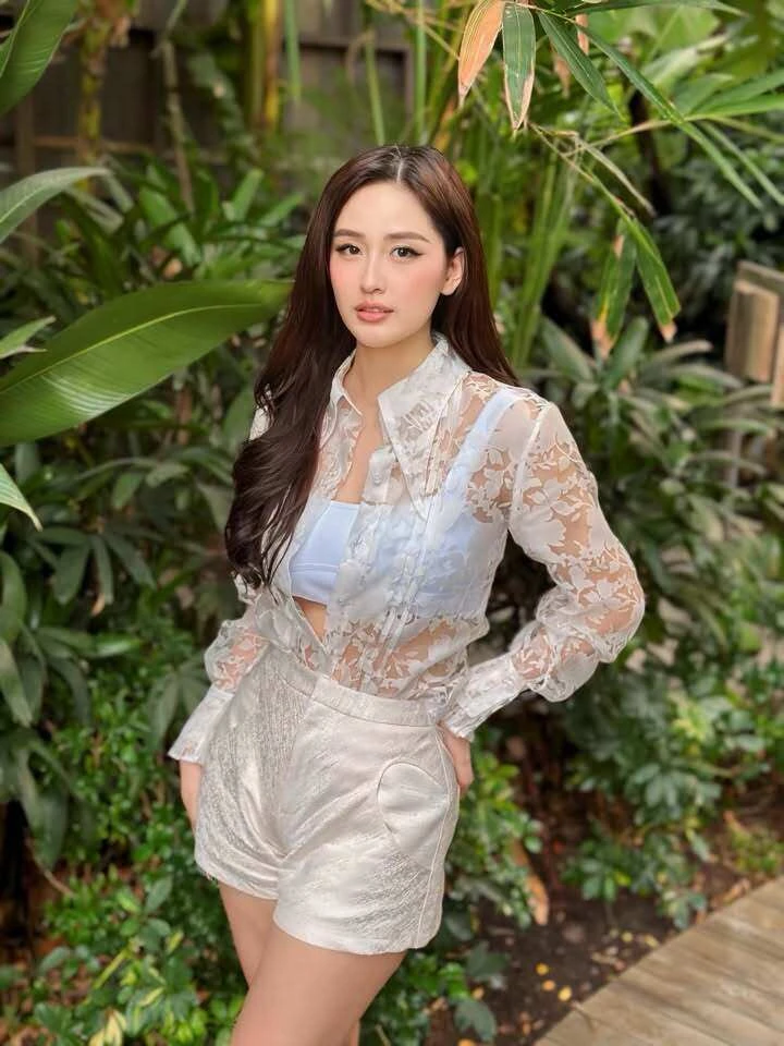 Ảnh sao 15/8: Mai Phương Thúy khoe dáng với áo xuyên thấu
