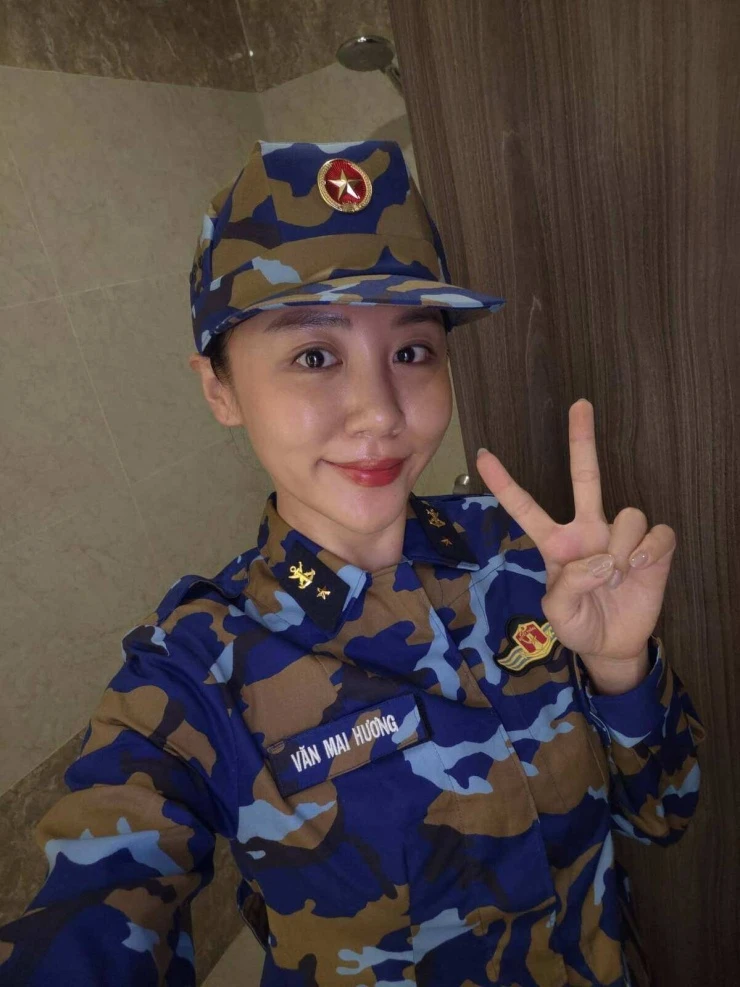 Ảnh sao 15/8: Mai Phương Thúy khoe dáng với áo xuyên thấu
