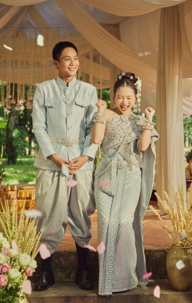 Ảnh sao 15/8: Mai Phương Thúy khoe dáng với áo xuyên thấu