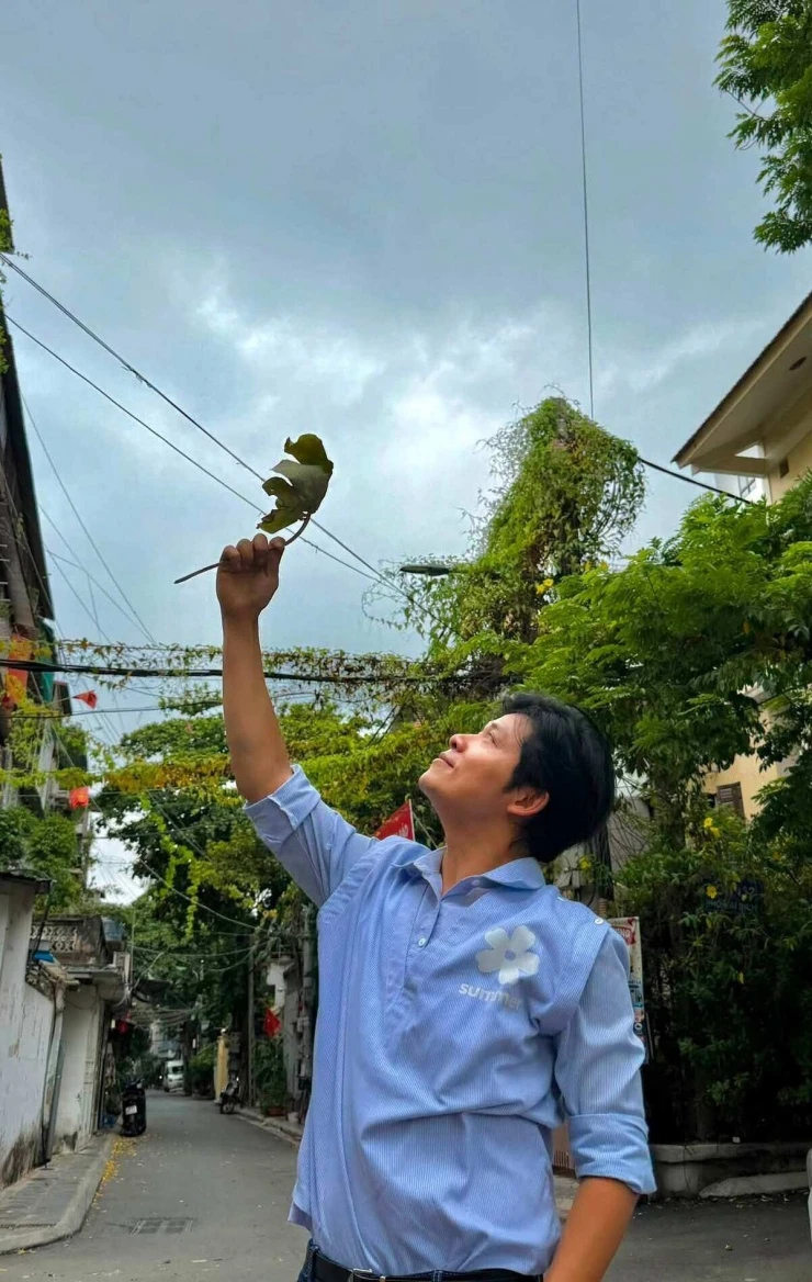 Ảnh sao 15/8: Mai Phương Thúy khoe dáng với áo xuyên thấu
