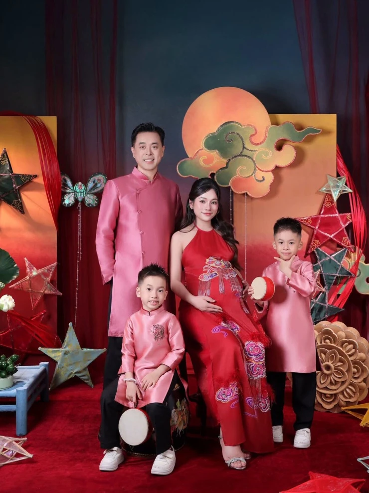 Ảnh sao 15/9: Tiểu thư gia tộc Sơn Kim khoe nhan sắc trong trẻo Ảnh sao 15/9: Tiểu thư gia tộc Sơn Kim khoe nhan sắc trong trẻo