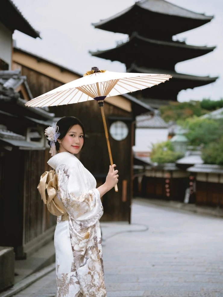 Ảnh sao 15/9: Tiểu thư gia tộc Sơn Kim khoe nhan sắc trong trẻo Ảnh sao 15/9: Tiểu thư gia tộc Sơn Kim khoe nhan sắc trong trẻo