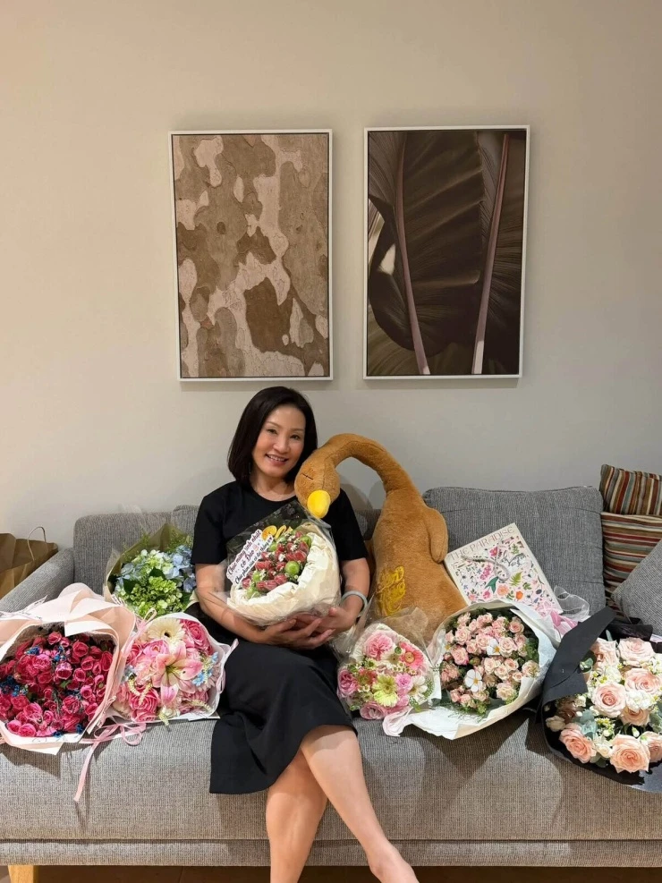 Ảnh sao 15/9: Tiểu thư gia tộc Sơn Kim khoe nhan sắc trong trẻo Ảnh sao 15/9: Tiểu thư gia tộc Sơn Kim khoe nhan sắc trong trẻo