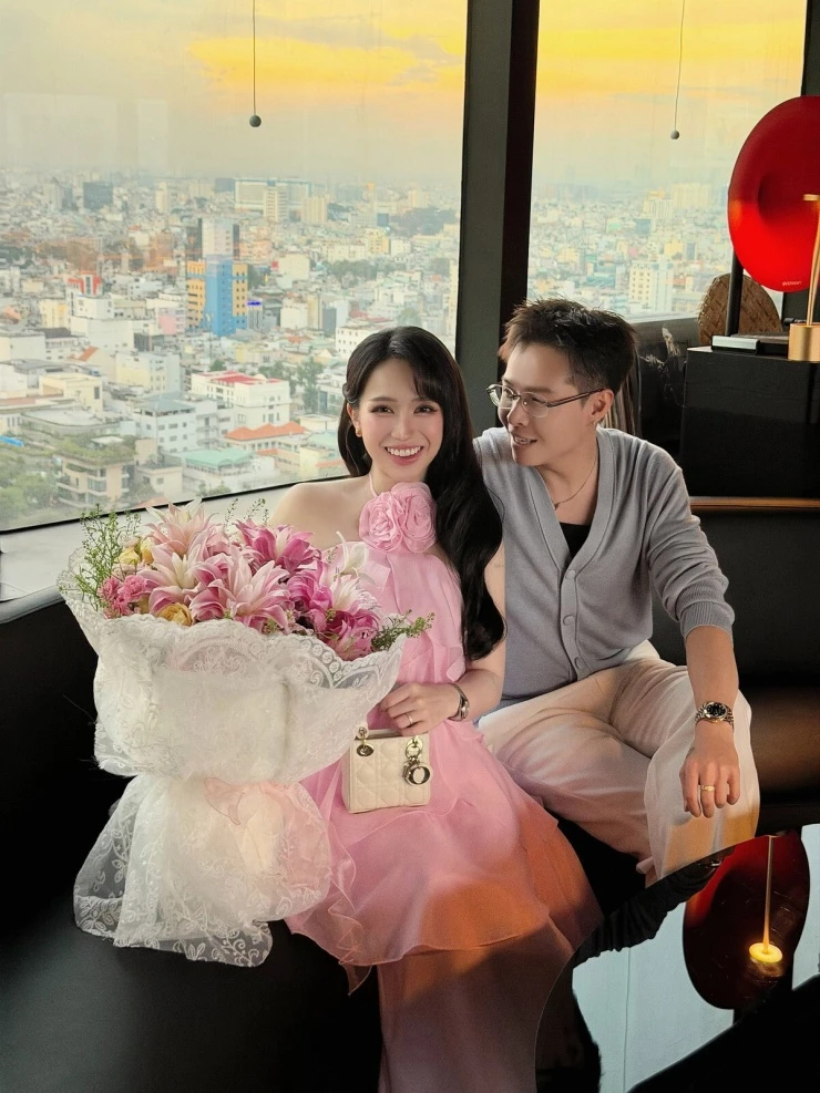 Ảnh sao 15/9: Tiểu thư gia tộc Sơn Kim khoe nhan sắc trong trẻo Ảnh sao 15/9: Tiểu thư gia tộc Sơn Kim khoe nhan sắc trong trẻo