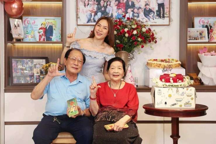 Ảnh sao 16/10: Hai con lai Ấn của Võ Hạ Trâm giống nhau như đúc
