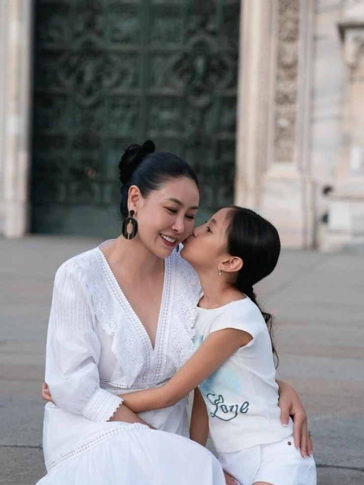 Ảnh sao 16/10: Hai con lai Ấn của Võ Hạ Trâm giống nhau như đúc
