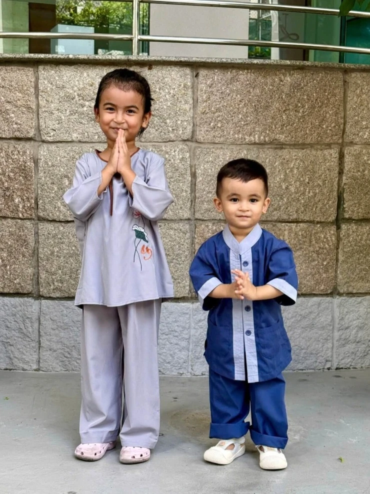 Ảnh sao 16/10: Hai con lai Ấn của Võ Hạ Trâm giống nhau như đúc