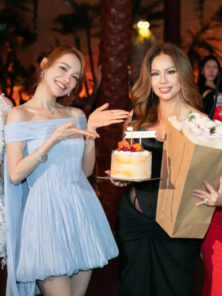 Ảnh sao 16/10: Hai con lai Ấn của Võ Hạ Trâm giống nhau như đúc