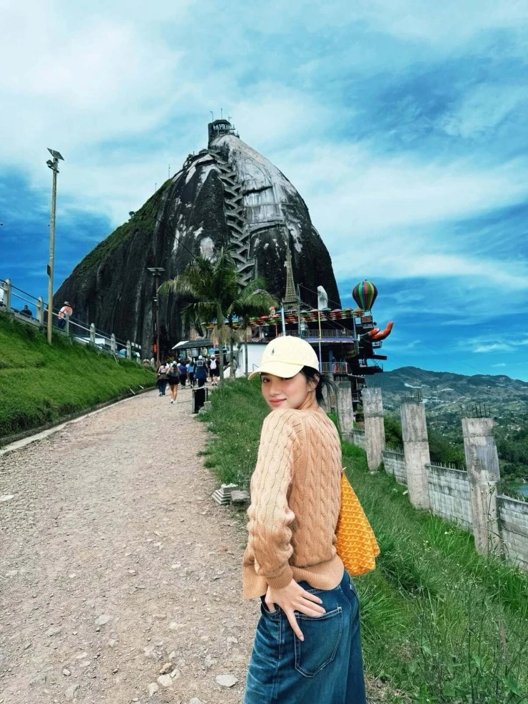 Ảnh sao 16/7: Phương Oanh sành điệu xuống phố