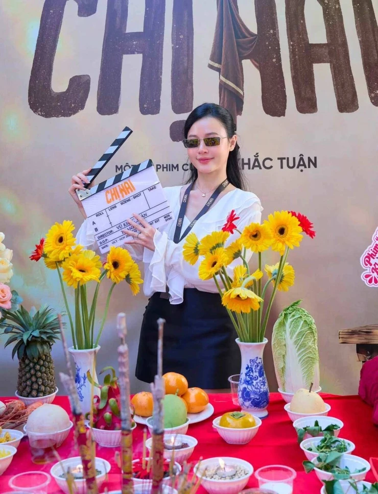 Ảnh sao 17/10: Hari Won ngại ngùng khi ngồi vào lòng Trấn Thành