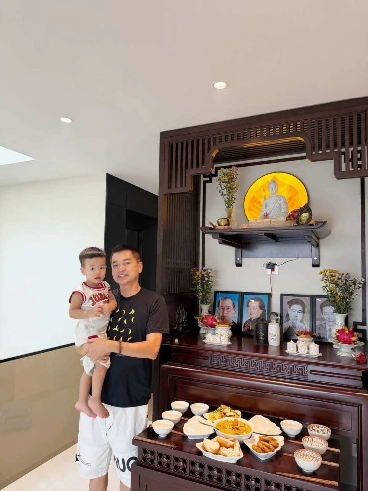 Ảnh sao 17/10: Hari Won ngại ngùng khi ngồi vào lòng Trấn Thành