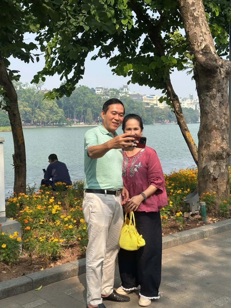 Ảnh sao 17/10: Hari Won ngại ngùng khi ngồi vào lòng Trấn Thành