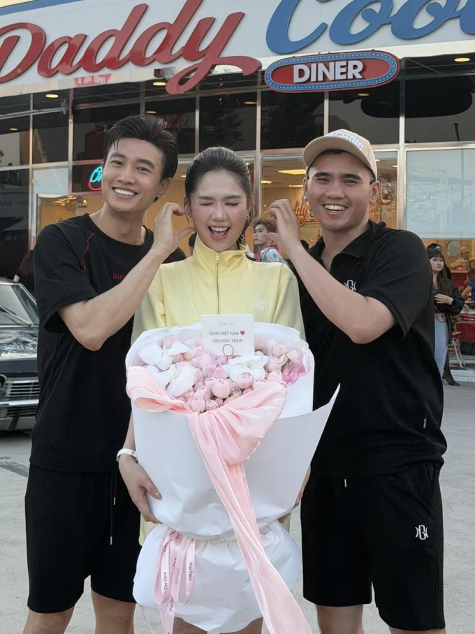 Ảnh sao 17/4: Phương Oanh gọi cặp song sinh là phụ bếp nhí bất ổn Ảnh sao 17/4: Phương Oanh gọi cặp song sinh là phụ bếp nhí bất ổn