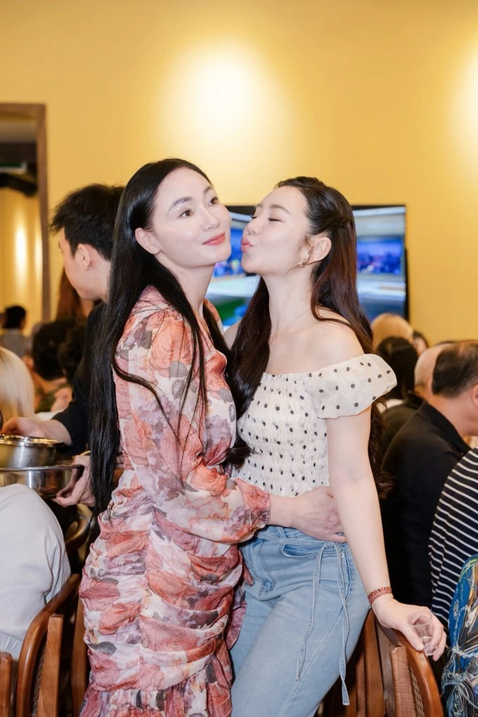 Ảnh sao 17/4: Phương Oanh gọi cặp song sinh là phụ bếp nhí bất ổn Ảnh sao 17/4: Phương Oanh gọi cặp song sinh là phụ bếp nhí bất ổn