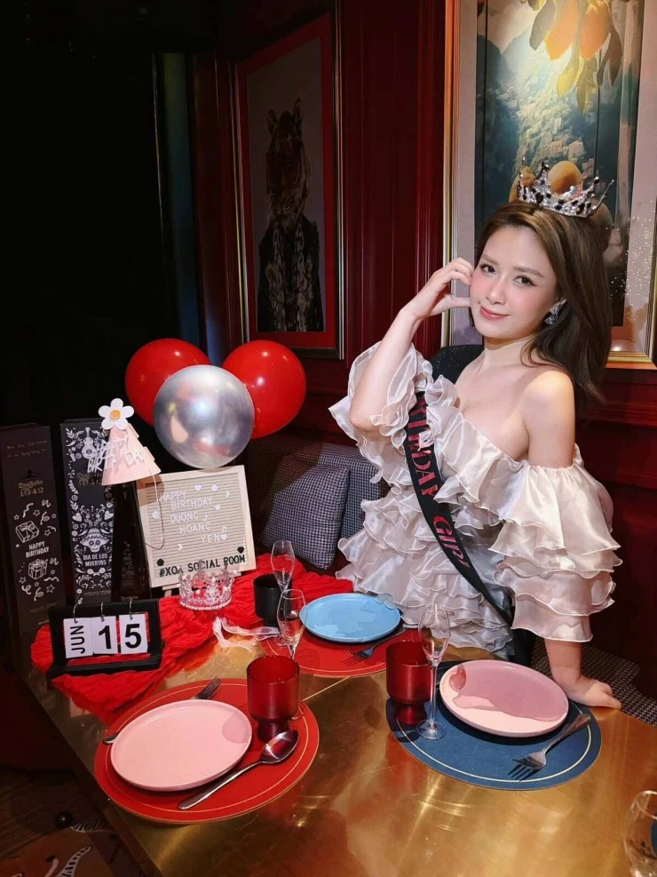 Ảnh sao 17/6: Công chúa hàng hiệu Tiên Nguyễn sexy bên ông xã