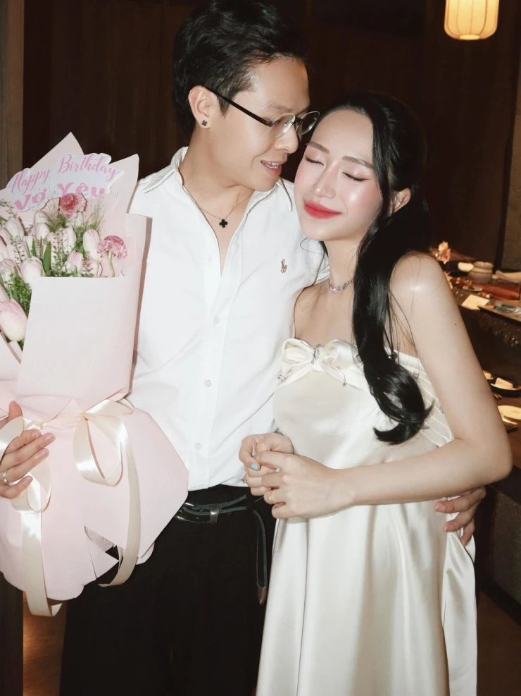 Ảnh sao 17/6: Công chúa hàng hiệu Tiên Nguyễn sexy bên ông xã