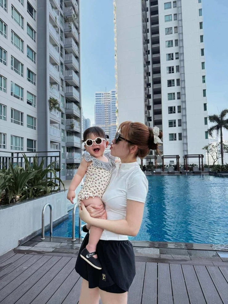 Ảnh sao 17/6: Công chúa hàng hiệu Tiên Nguyễn sexy bên ông xã