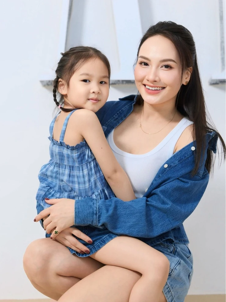Ảnh sao 17/6: Hoàng Thùy mặc bikini bốc lửa