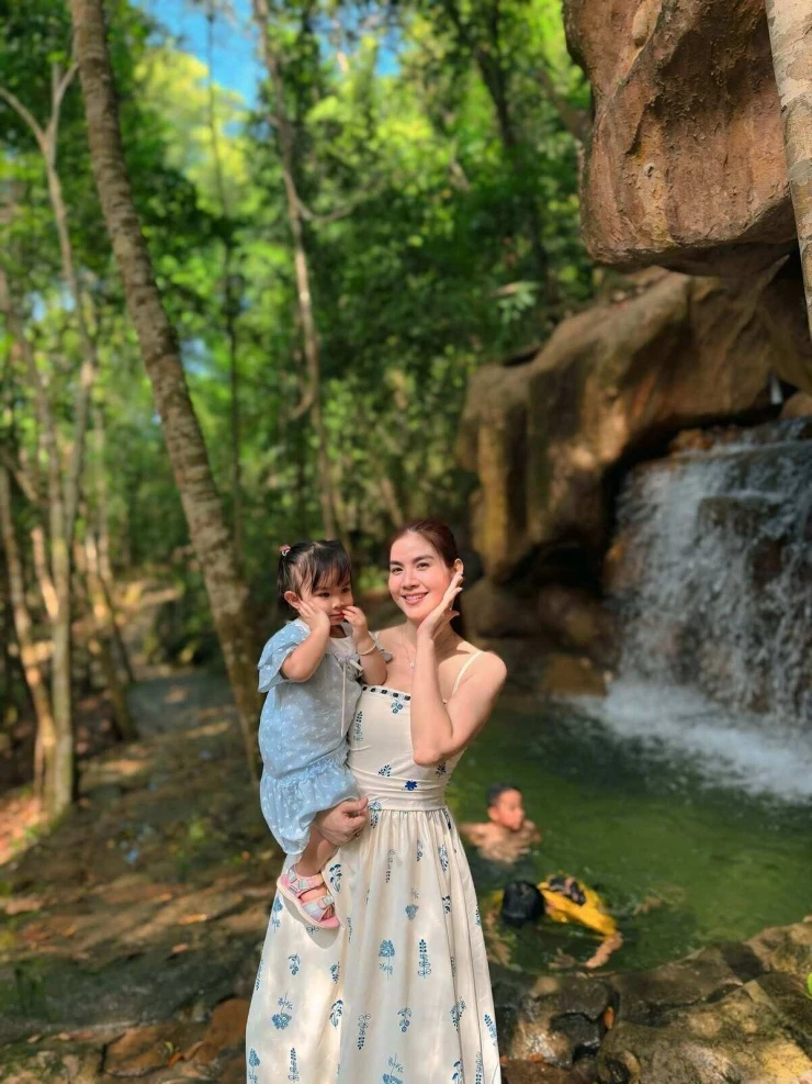 Ảnh sao 17/6: Hoàng Thùy mặc bikini bốc lửa