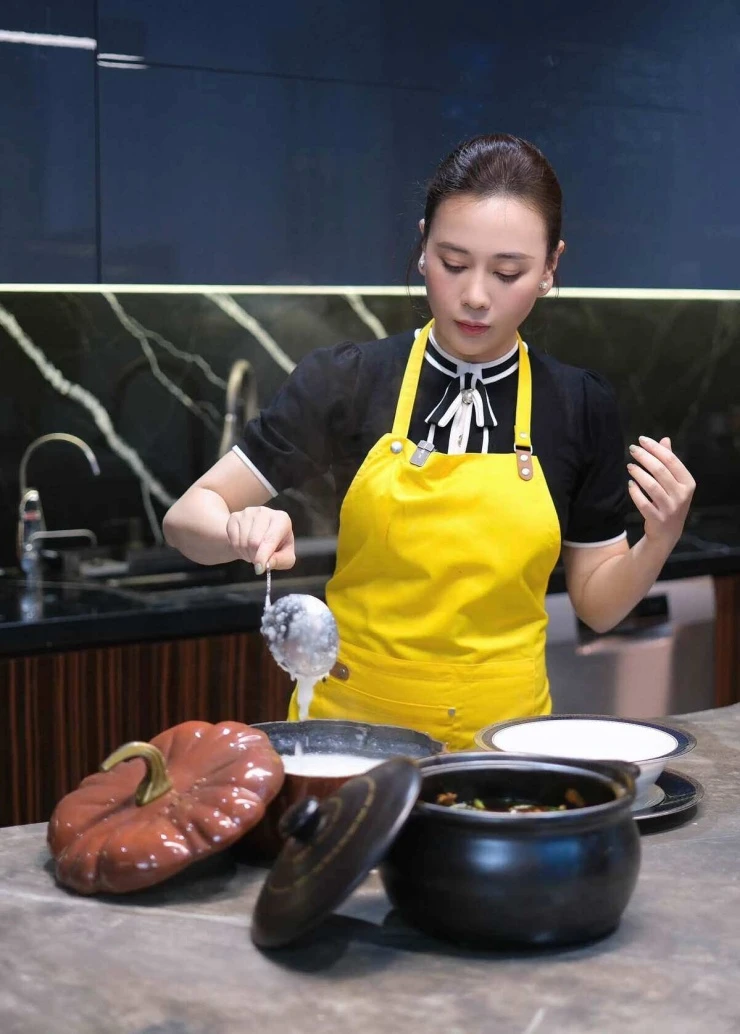 Ảnh sao 17/9: Vũ Thúy Quỳnh tự thấy mình hợp mang bầu