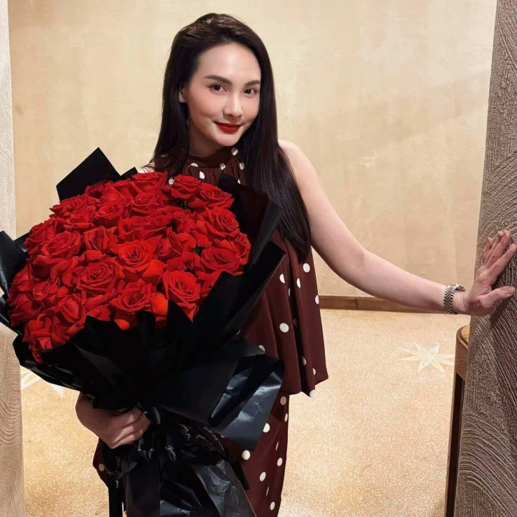 Ảnh sao 18/10: Mai Phương Thuý gợi cảm với mốt khoe nội y Ảnh sao 18/10: Mai Phương Thuý gợi cảm với mốt khoe nội y