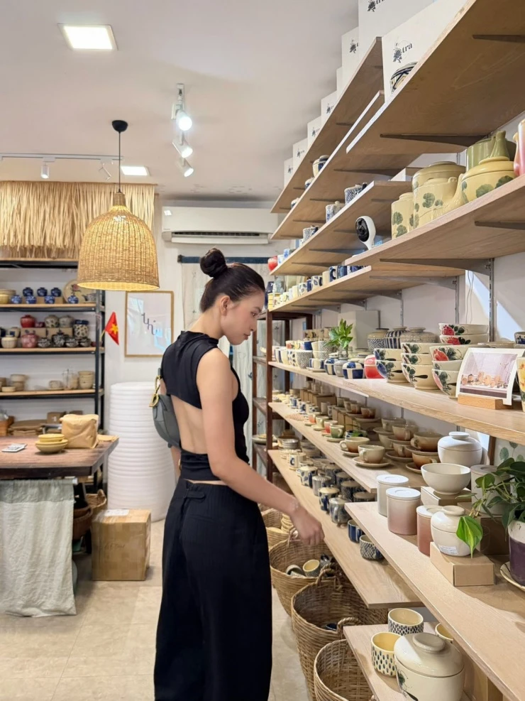Ảnh sao 18/3: Cát Tường và con gái tưởng nhớ Quý Bình