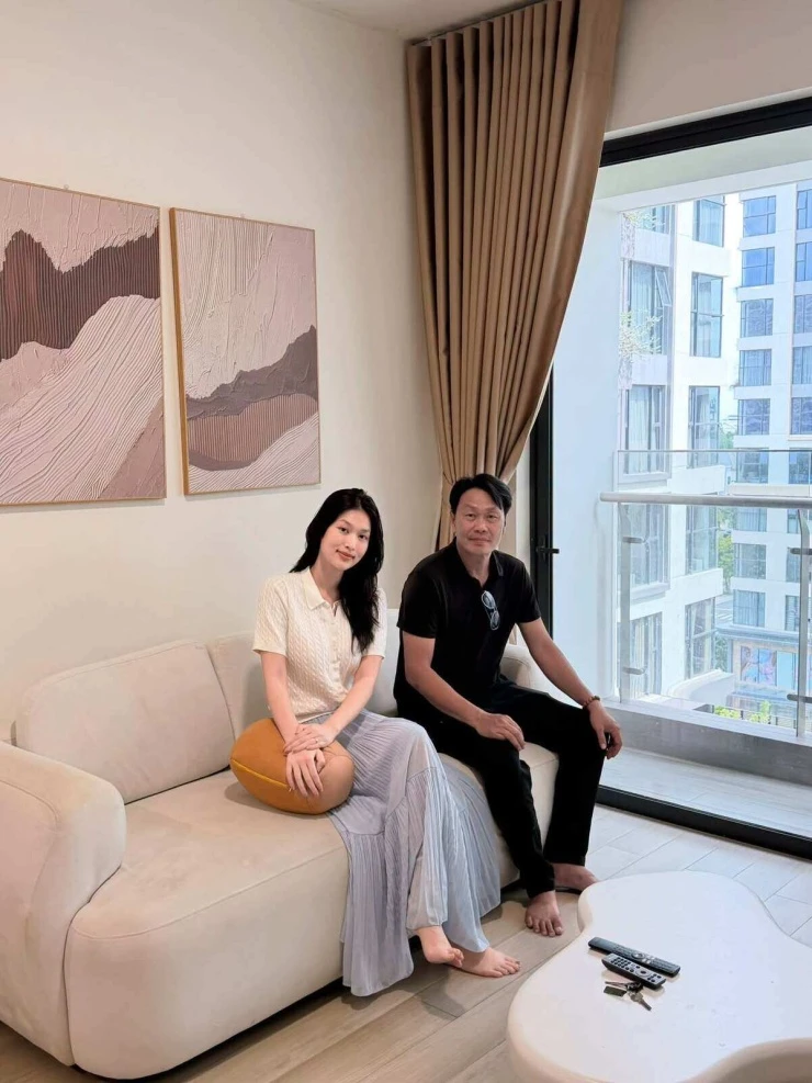 Ảnh sao 18/7: Đoàn Thiên Ân sắm căn nhà đầu tiên để đón bố về ở Ảnh sao 18/7: Đoàn Thiên Ân sắm căn nhà đầu tiên để đón bố về ở