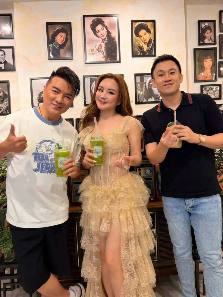 Ảnh sao 18/7: Đoàn Thiên Ân sắm căn nhà đầu tiên để đón bố về ở Ảnh sao 18/7: Đoàn Thiên Ân sắm căn nhà đầu tiên để đón bố về ở