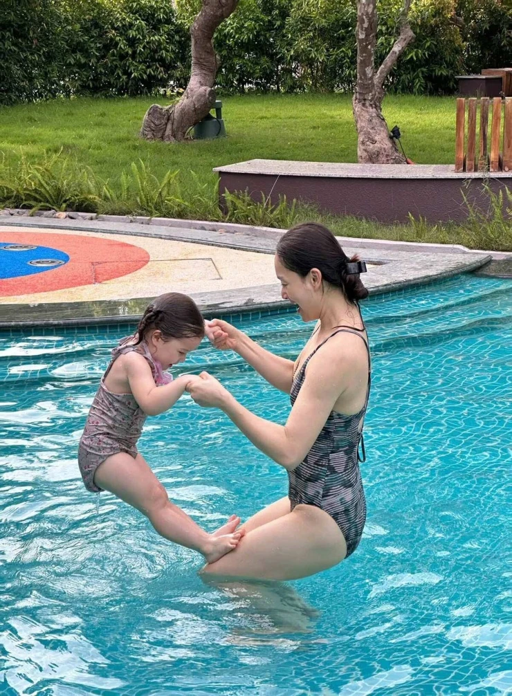 Ảnh sao 18/7: Đoàn Thiên Ân sắm căn nhà đầu tiên để đón bố về ở Ảnh sao 18/7: Đoàn Thiên Ân sắm căn nhà đầu tiên để đón bố về ở
