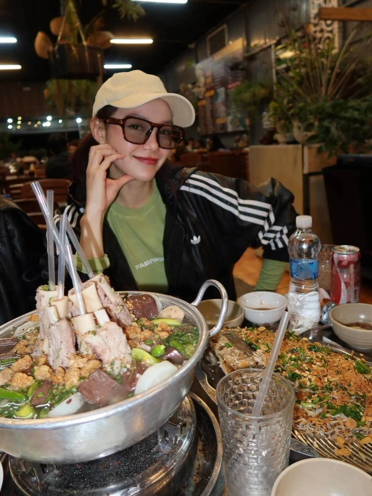 Ảnh sao 18/8: Quang Minh hẹn hò bà xã ở Malaysia Ảnh sao 18/8: Quang Minh hẹn hò bà xã ở Malaysia