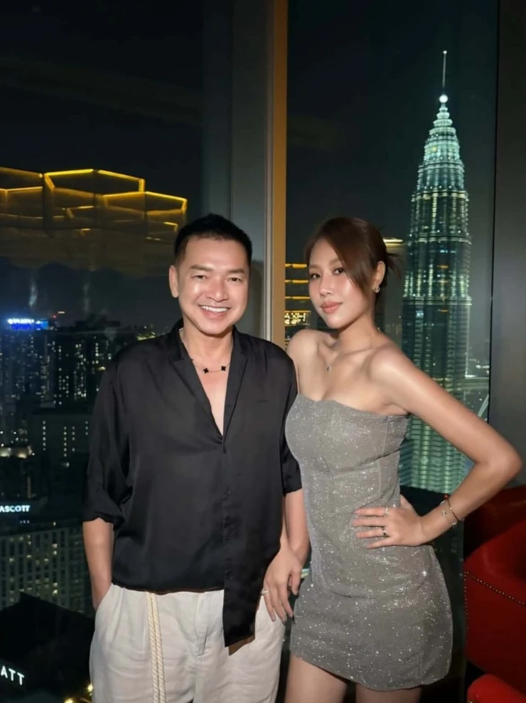 Ảnh sao 18/8: Quang Minh hẹn hò bà xã ở Malaysia Ảnh sao 18/8: Quang Minh hẹn hò bà xã ở Malaysia