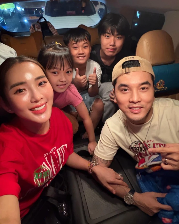 Ảnh sao 19/5: Ưng Hoàng Phúc đón con trai riêng của vợ từ Mỹ về