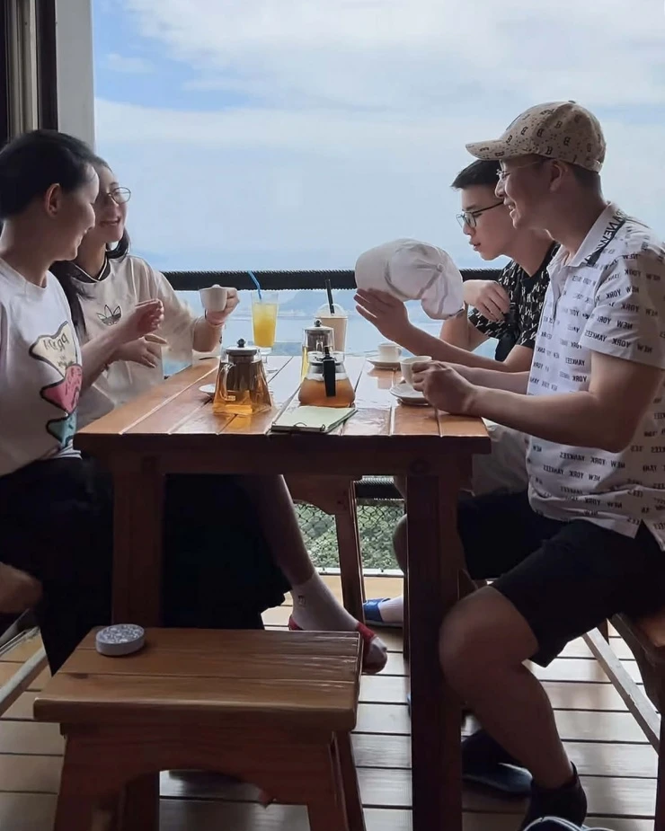 Ảnh sao 19/5: Ưng Hoàng Phúc đón con trai riêng của vợ từ Mỹ về