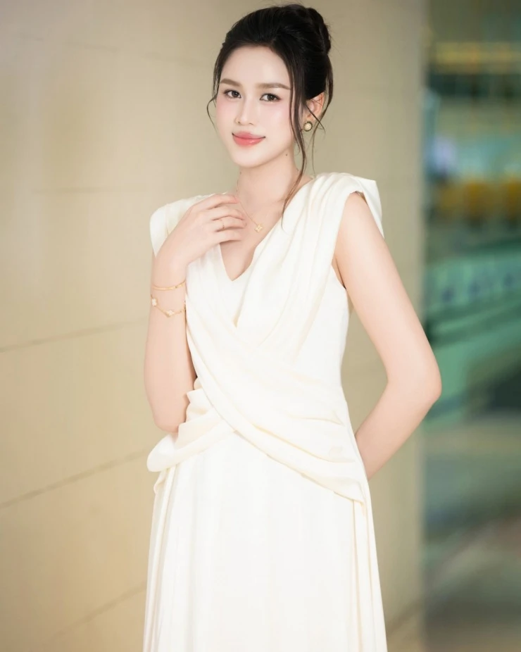 Ảnh sao 19/5: Ưng Hoàng Phúc đón con trai riêng của vợ từ Mỹ về