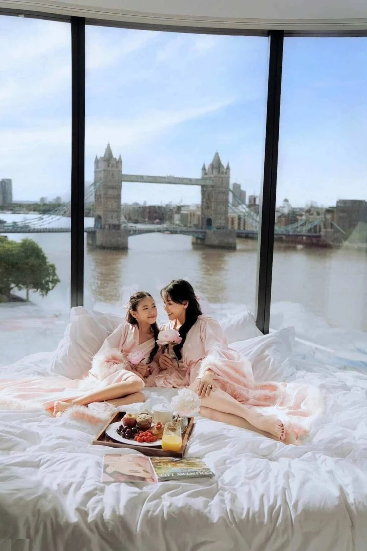 Ảnh sao 19/7: Hà Kiều Anh cùng con gái trải nghiệm khách sạn sang chảnh ở Anh