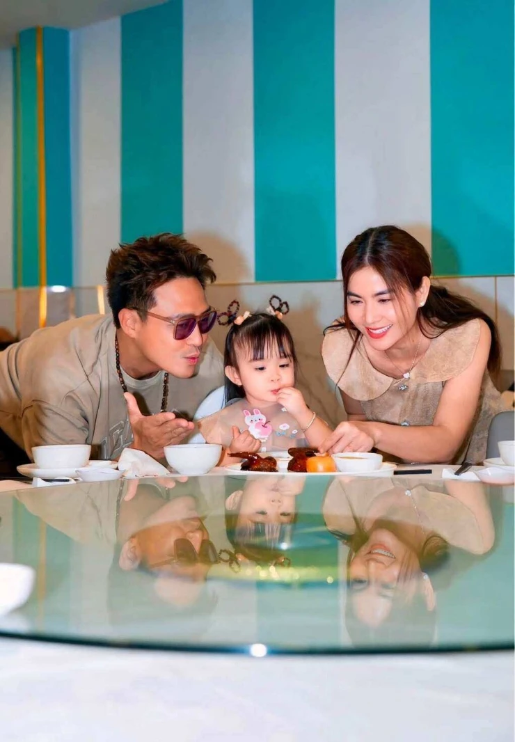 Ảnh sao 19/7: Hà Kiều Anh cùng con gái trải nghiệm khách sạn sang chảnh ở Anh