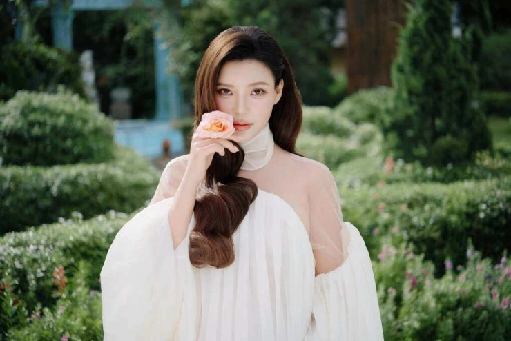 Ảnh sao 19/7: Hà Kiều Anh cùng con gái trải nghiệm khách sạn sang chảnh ở Anh