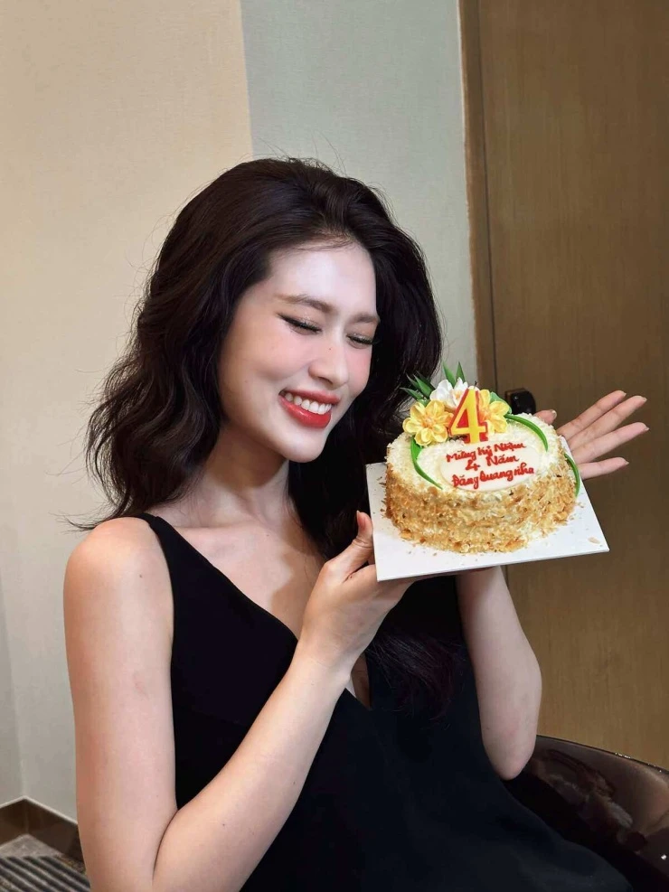 Ảnh sao 2/10: Hòa Minzy xách túi hơn nửa tỷ đồng đi sự kiện