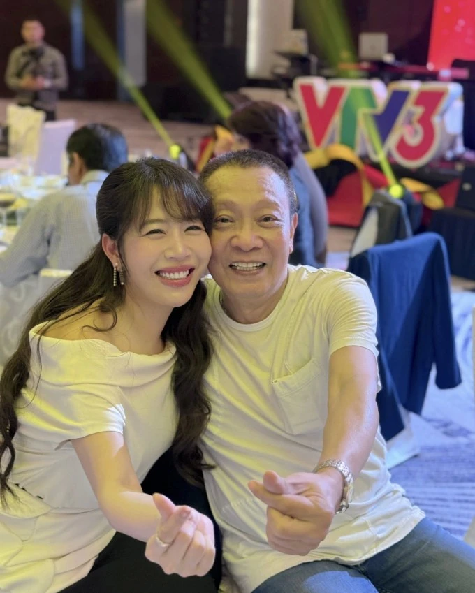 Ảnh sao 2/4: Hồng Nhung được khen đi chợ cũng sành điệu Ảnh sao 2/4: Hồng Nhung được khen đi chợ cũng sành điệu