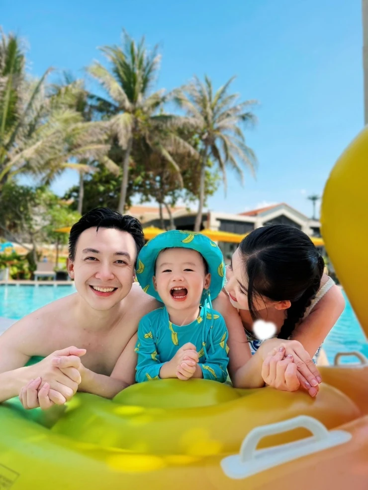 Ảnh sao 2/5: Con gái chủ tịch Trần Hùng Huy xinh xắn bên bà nội