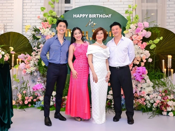 Ảnh sao 2/5: Con gái chủ tịch Trần Hùng Huy xinh xắn bên bà nội