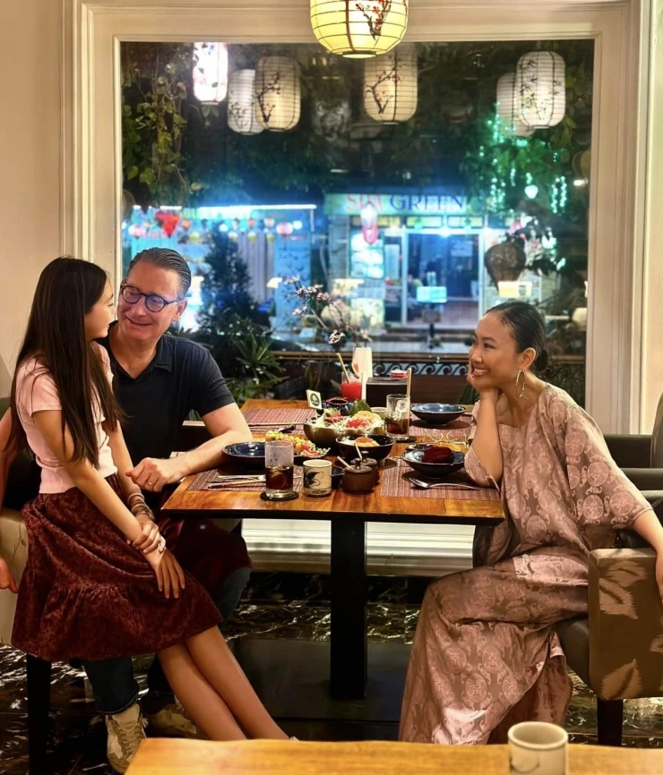 Ảnh sao 2/5: Con gái chủ tịch Trần Hùng Huy xinh xắn bên bà nội