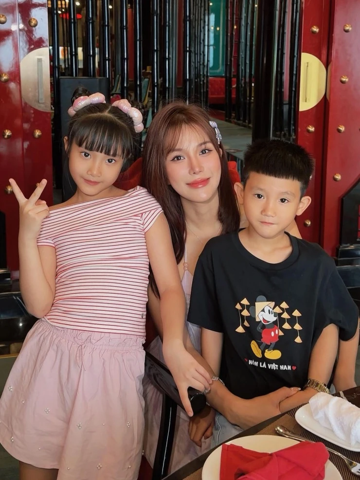 Ảnh sao 2/6: Chồng Ngô Thanh Vân gọi con gái là Huy Trần mini