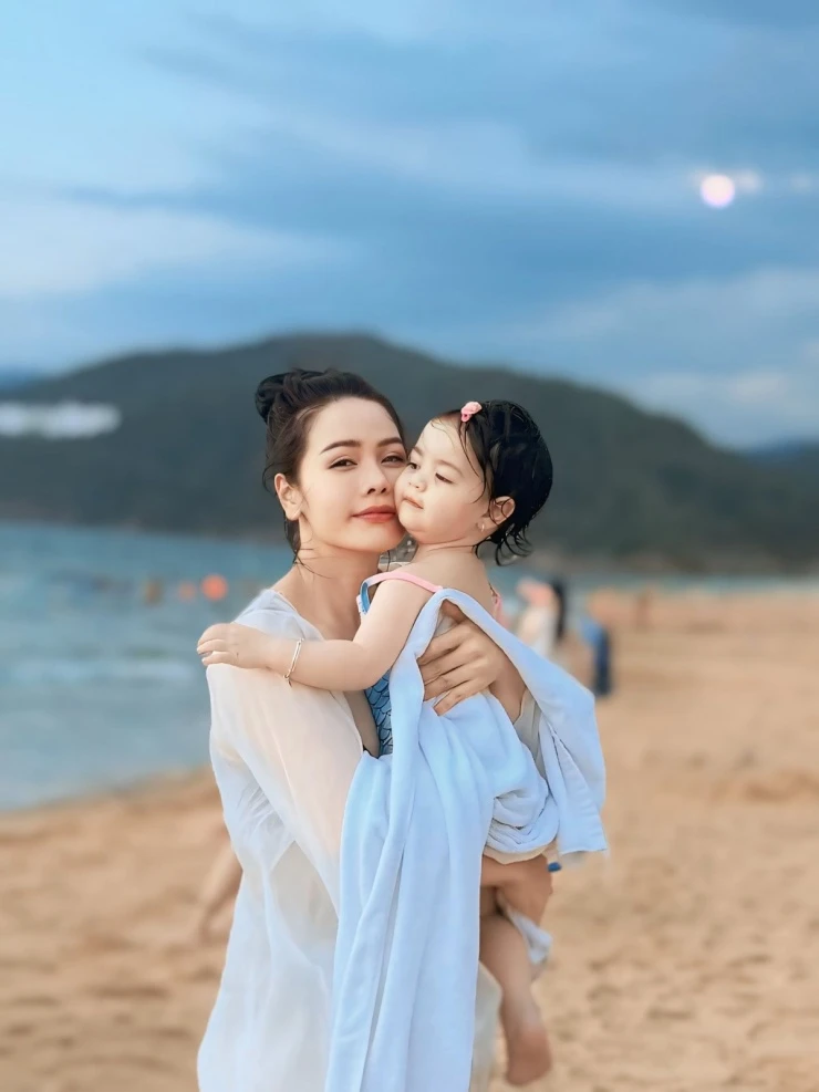 Ảnh sao 2/6: Chồng Ngô Thanh Vân gọi con gái là Huy Trần mini